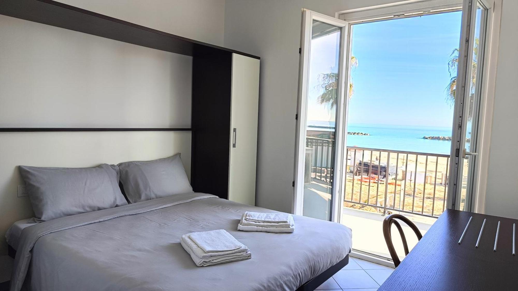 Lido Rooms & Apartments Лидо ди Фермо Екстериор снимка